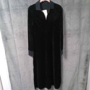 Black Super Soft Velvet House Dress Robe Size Medium NWT